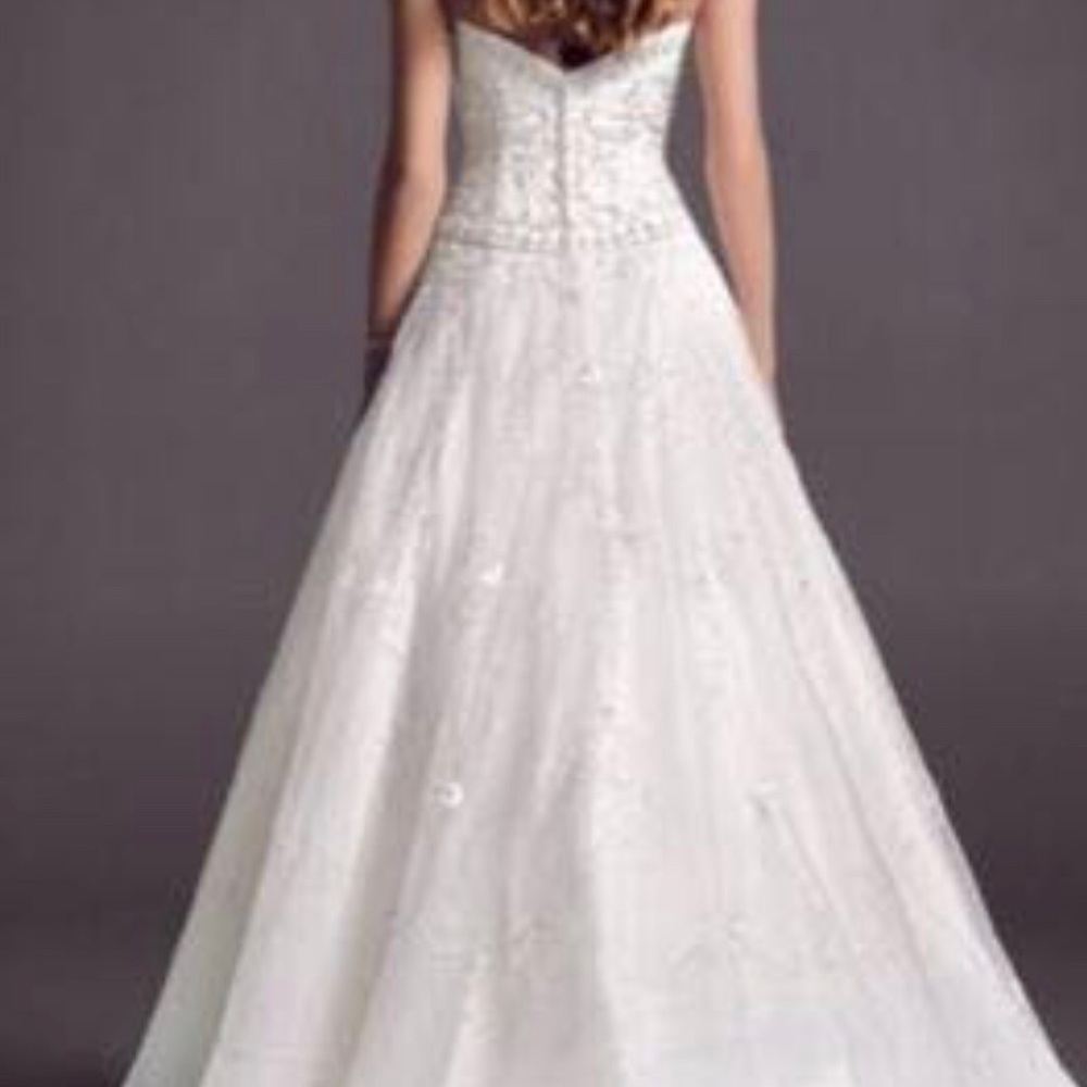 Make me an offerOleg Cassini Wedding dress Size 4 - Picture 2 of 8